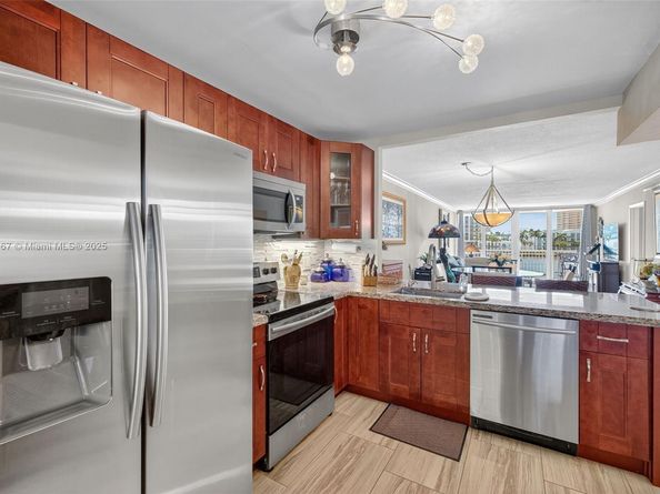 121 Golden Isles Dr 205, Hallandale Beach FL 33009