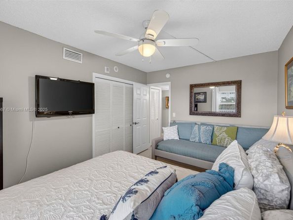 121 Golden Isles Dr 205, Hallandale Beach FL 33009