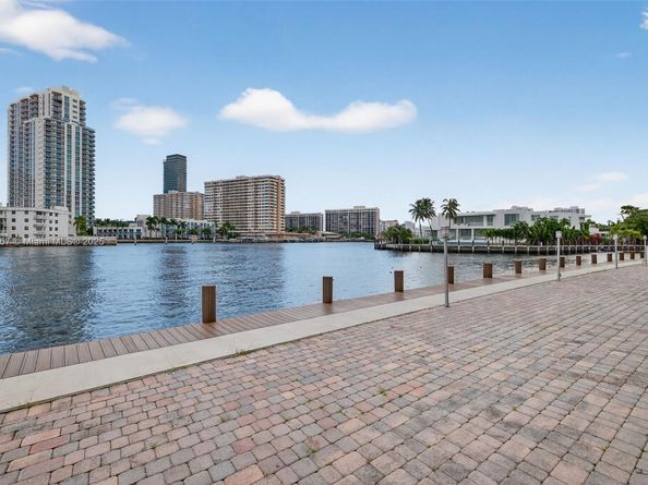 121 Golden Isles Dr 205, Hallandale Beach FL 33009