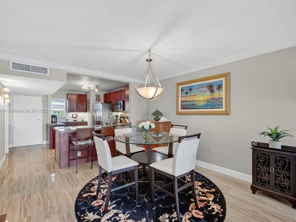 121 Golden Isles Dr 205, Hallandale Beach FL 33009