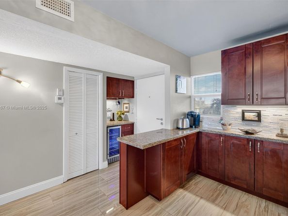 121 Golden Isles Dr 205, Hallandale Beach FL 33009