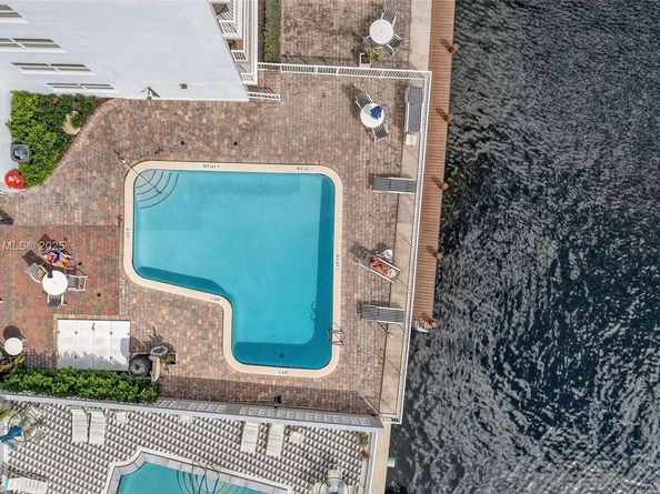 121 Golden Isles Dr 205, Hallandale Beach FL 33009