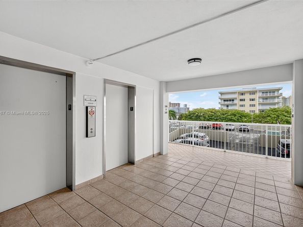 121 Golden Isles Dr 205, Hallandale Beach FL 33009