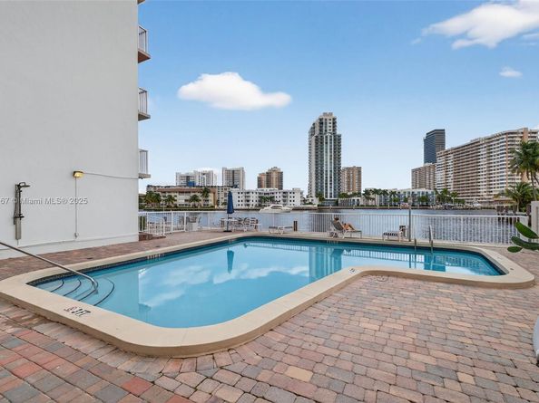 121 Golden Isles Dr 205, Hallandale Beach FL 33009