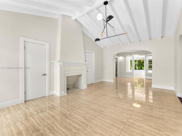 427 W 43rd St, Miami Beach FL 33140