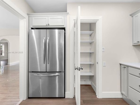 427 W 43rd St, Miami Beach FL 33140