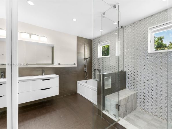 427 W 43rd St, Miami Beach FL 33140