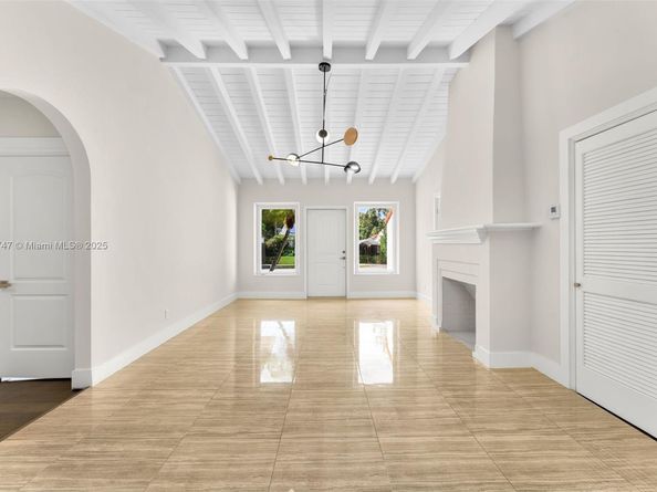 427 W 43rd St, Miami Beach FL 33140