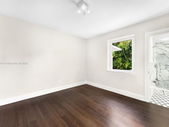 427 W 43rd St, Miami Beach FL 33140