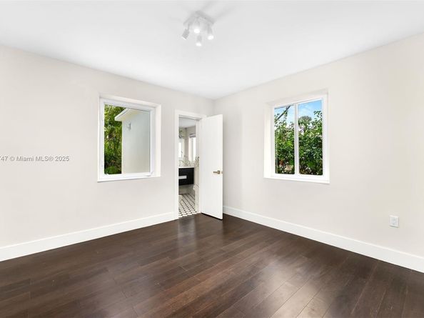 427 W 43rd St, Miami Beach FL 33140