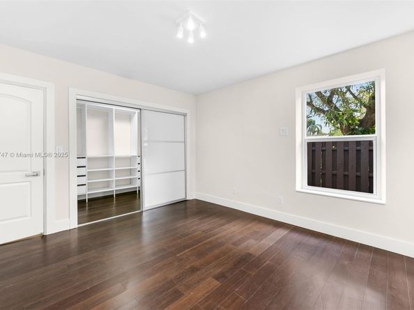 427 W 43rd St, Miami Beach FL 33140