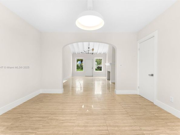 427 W 43rd St, Miami Beach FL 33140