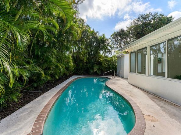 427 W 43rd St, Miami Beach FL 33140