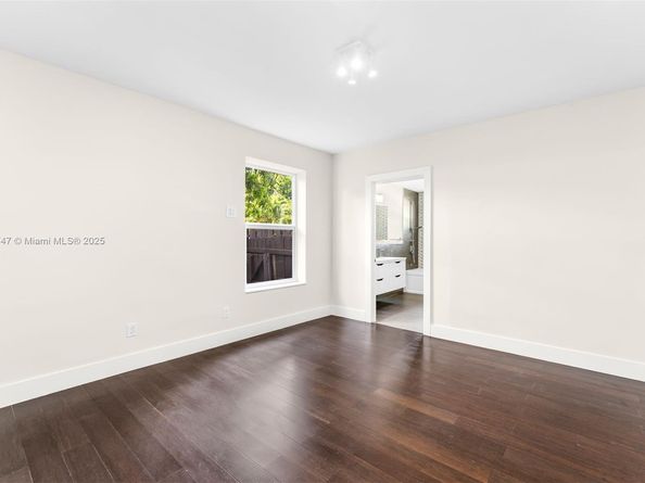 427 W 43rd St, Miami Beach FL 33140