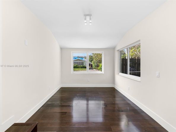 427 W 43rd St, Miami Beach FL 33140