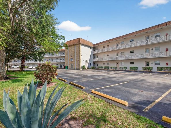 4706 NW 36th St 402, Lauderdale Lakes FL 33319