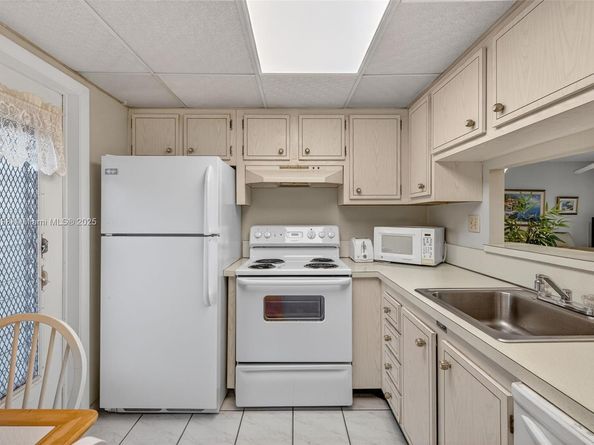 4706 NW 36th St 402, Lauderdale Lakes FL 33319