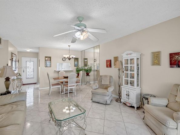 4706 NW 36th St 402, Lauderdale Lakes FL 33319