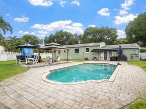 899 E Country Club Cir, Plantation FL 33317