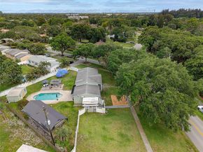 899 E Country Club Cir, Plantation FL 33317