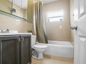 899 E Country Club Cir, Plantation FL 33317
