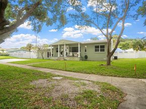 899 E Country Club Cir, Plantation FL 33317