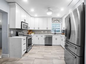 899 E Country Club Cir, Plantation FL 33317