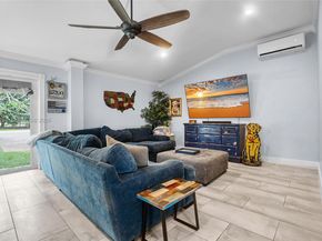 899 E Country Club Cir, Plantation FL 33317