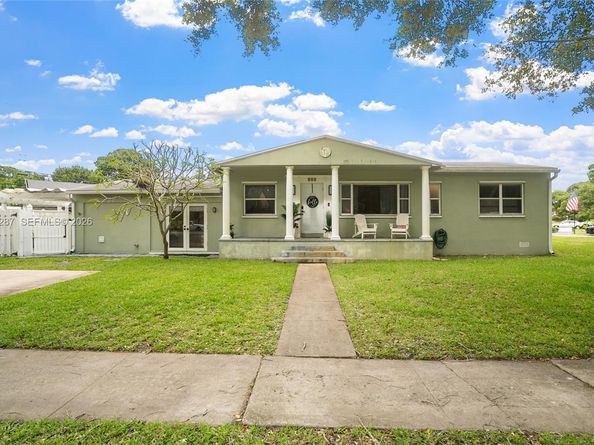 899 E Country Club Cir, Plantation FL 33317