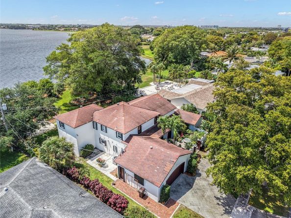 1524 39th St, West Palm Beach FL 33407