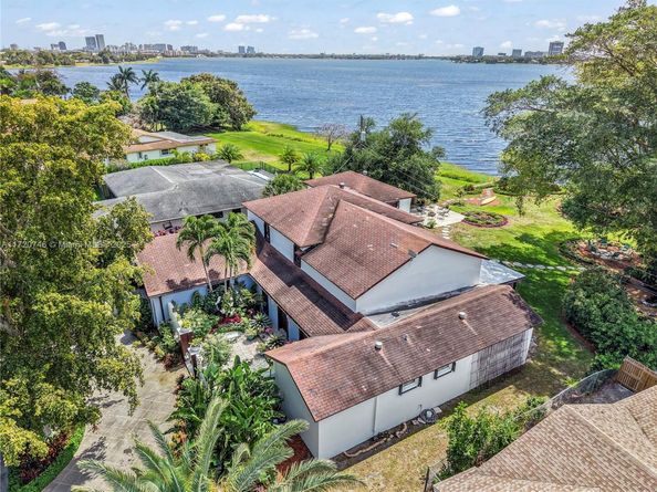 1524 39th St, West Palm Beach FL 33407