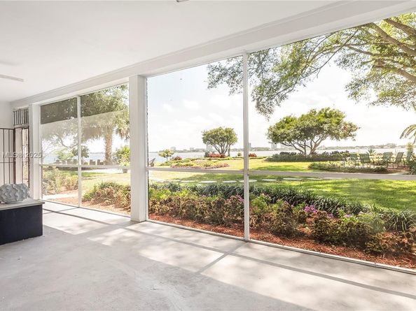 1524 39th St, West Palm Beach FL 33407