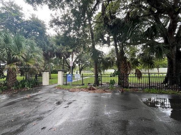 1025 Selkirk St, West Palm Beach FL 33405