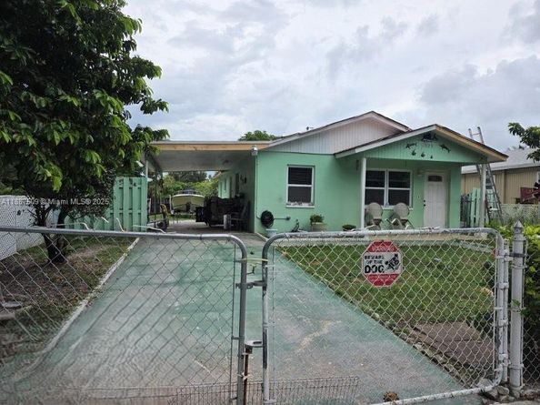 1025 Selkirk St, West Palm Beach FL 33405