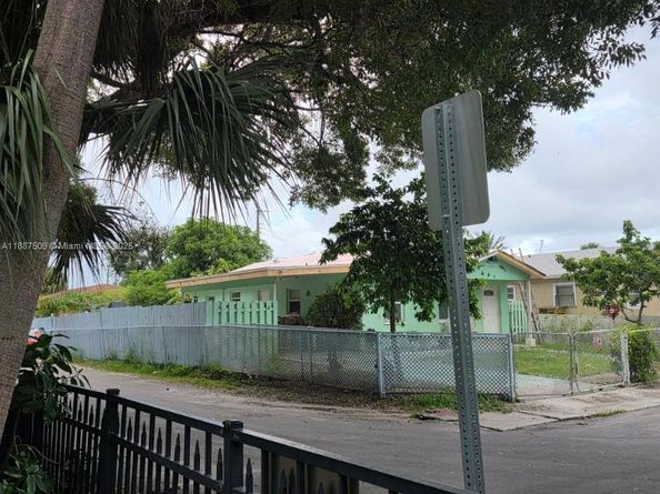 1025 Selkirk St, West Palm Beach FL 33405