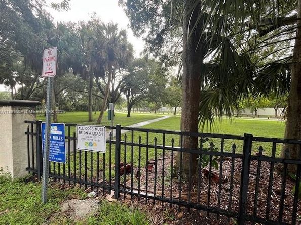 1025 Selkirk St, West Palm Beach FL 33405