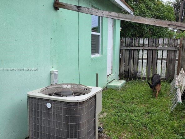 1025 Selkirk St, West Palm Beach FL 33405