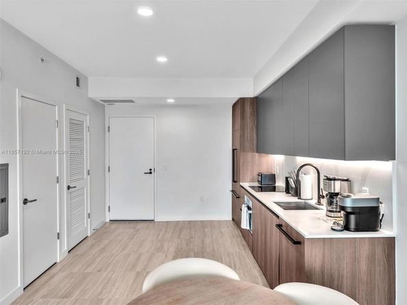 580 72nd St 806, Miami Beach FL 33141