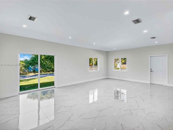 1346 NW 44th St, Miami FL 33142