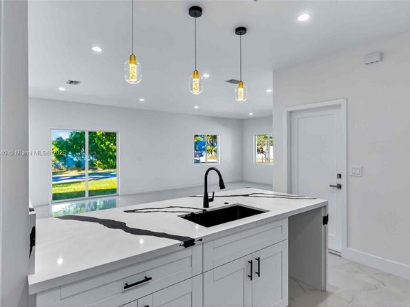 1346 NW 44th St, Miami FL 33142