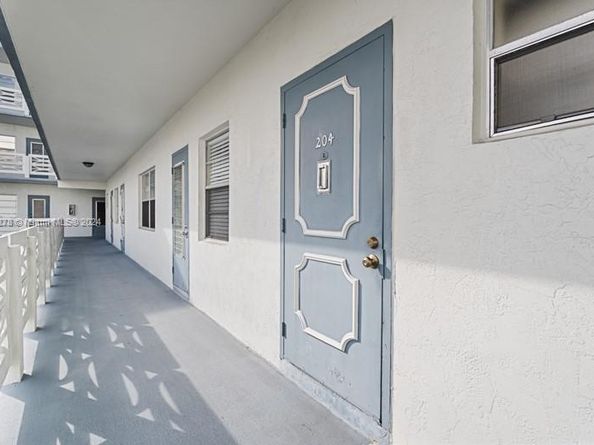 4090 NW 42nd Ave 204, Lauderdale Lakes FL 33319