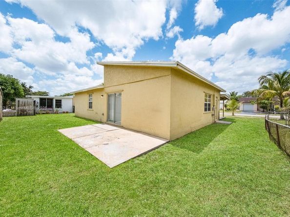 702 SW 79th Ave, North Lauderdale FL 33068