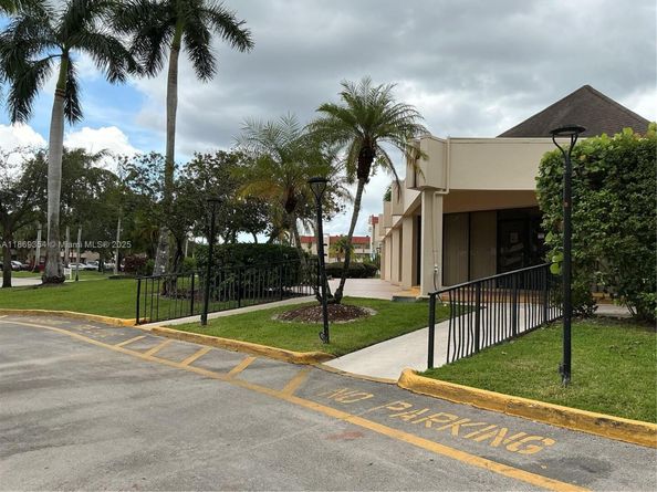 2600 W Sunrise Lakes Dr 305, Sunrise FL 33322
