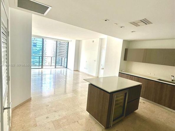 88 SW 7TH St 2005, Miami FL 33130