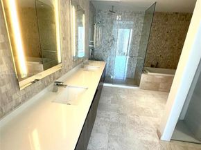 88 SW 7TH St 2005, Miami FL 33130