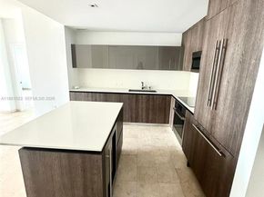 88 SW 7TH St 2005, Miami FL 33130