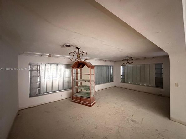 102 SW 1st Ave, Hallandale Beach FL 33009