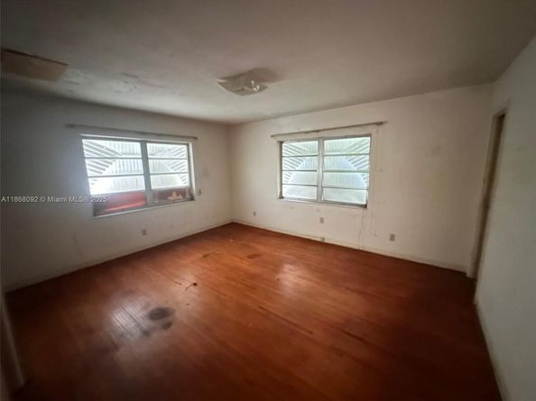 102 SW 1st Ave, Hallandale Beach FL 33009