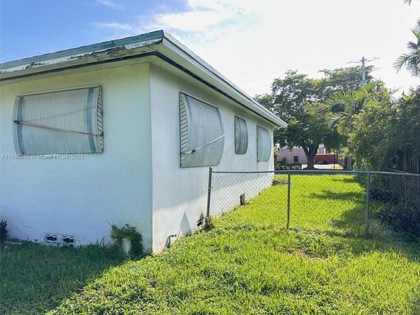 102 SW 1st Ave, Hallandale Beach FL 33009