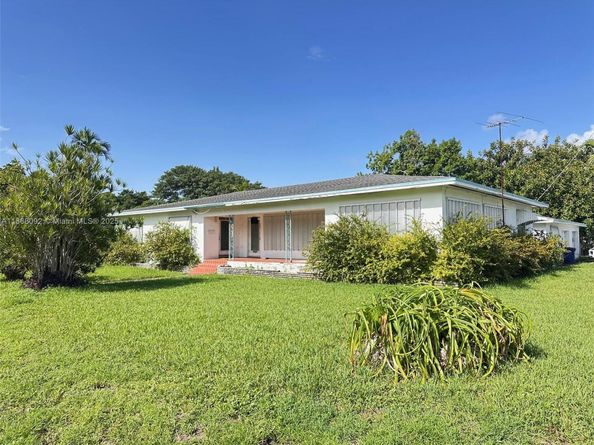 102 SW 1st Ave, Hallandale Beach FL 33009